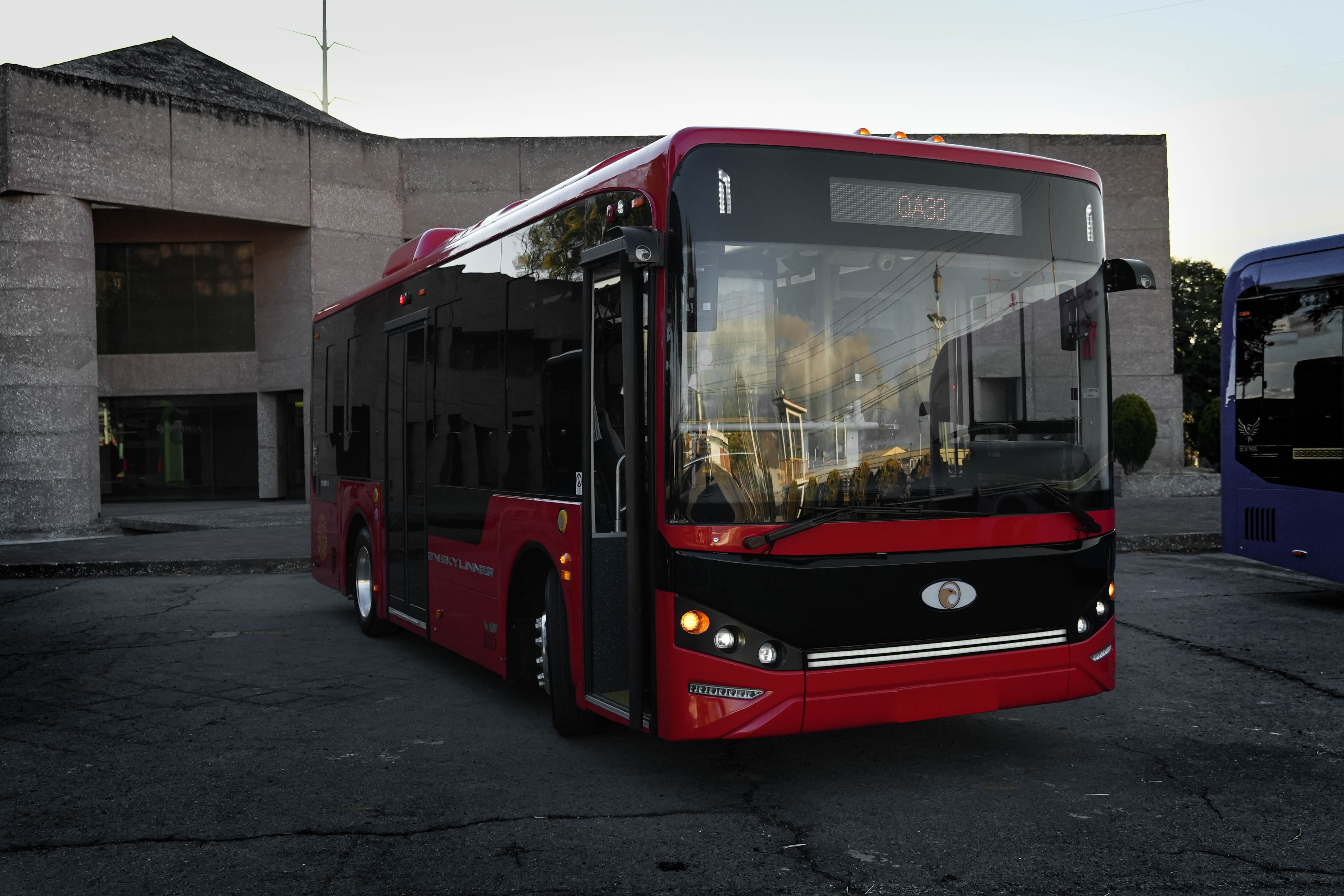 American F8.5 EV SKYLINNER en operación exterior